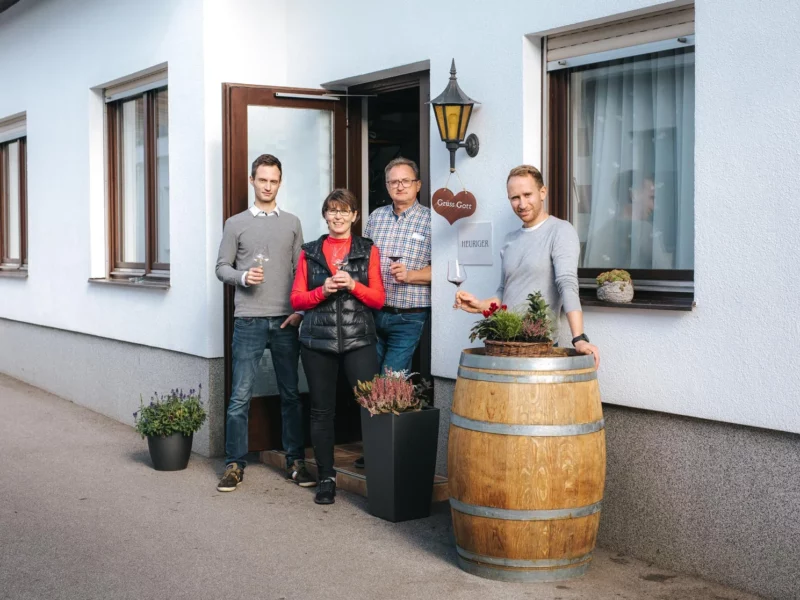 Familie Mariel vor dem Heurigen